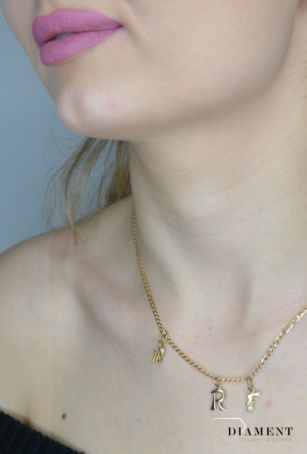 Złota zawieszka damska 333 literka U ozdobiona cyrkonią Literka U 333 cyrkonia.jpg